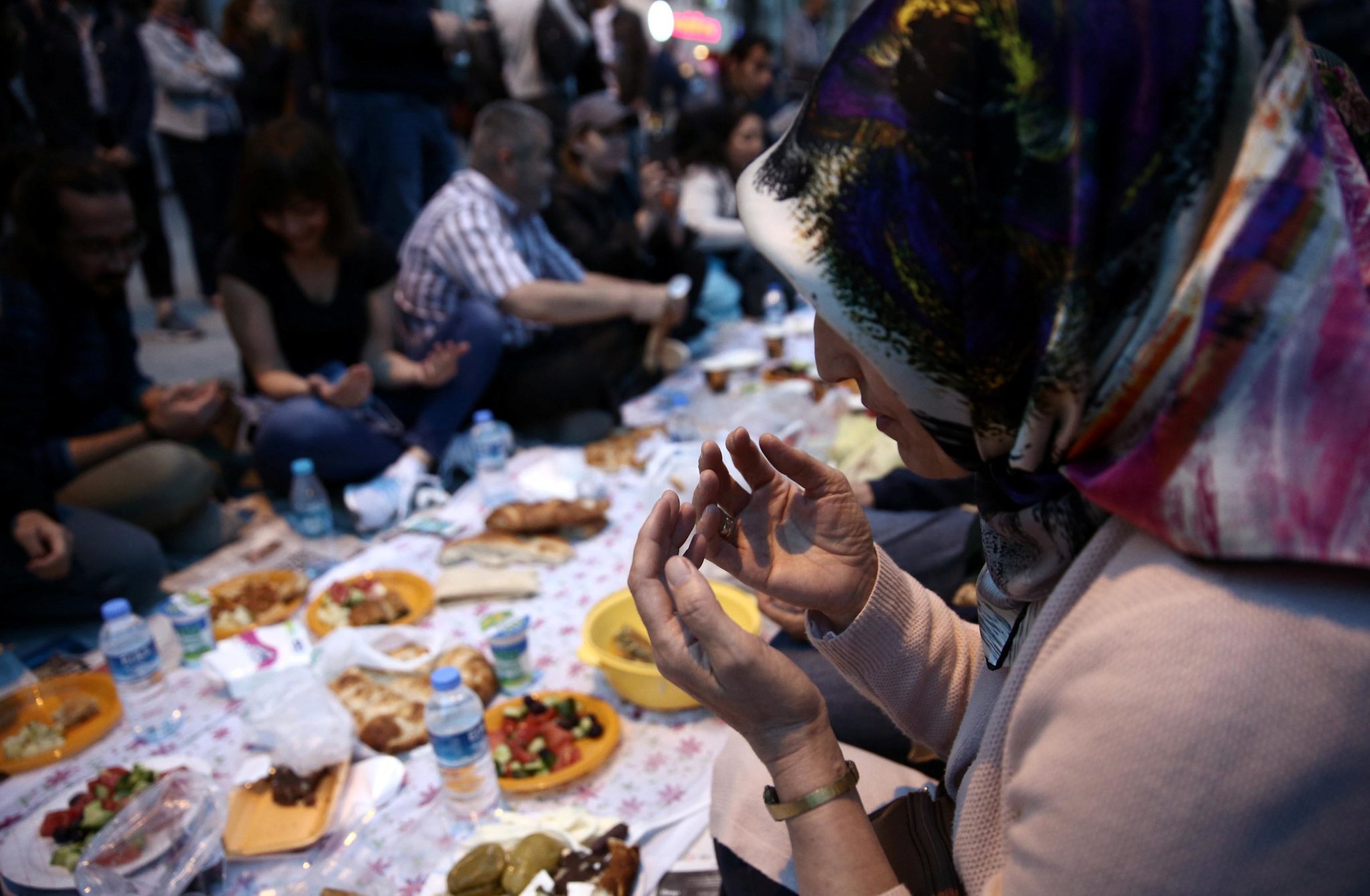 Ифтар ураза байрам. Ифтар Марокко. Разговение Рамадан байрам. Мусульманская еда. Традиции праздника Рамадан.