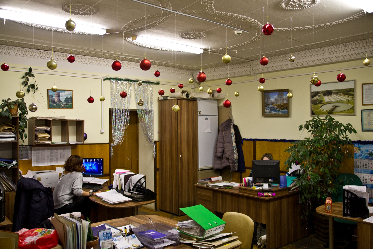 Офис нового года. Украшение офиса. Новогоднее украшение офиса. Новогоднее украшение кабинета. Украсить офис к новому году.