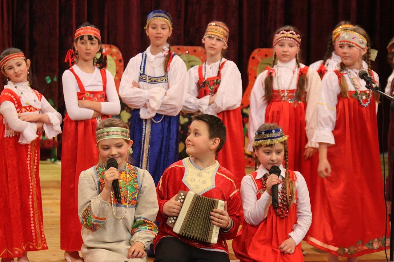 Исполнять национальный. Дети поют в народных костюмах. Русские народные поют. Дети поют частушки в народных костюмах. Наряд для исполнения частушек.