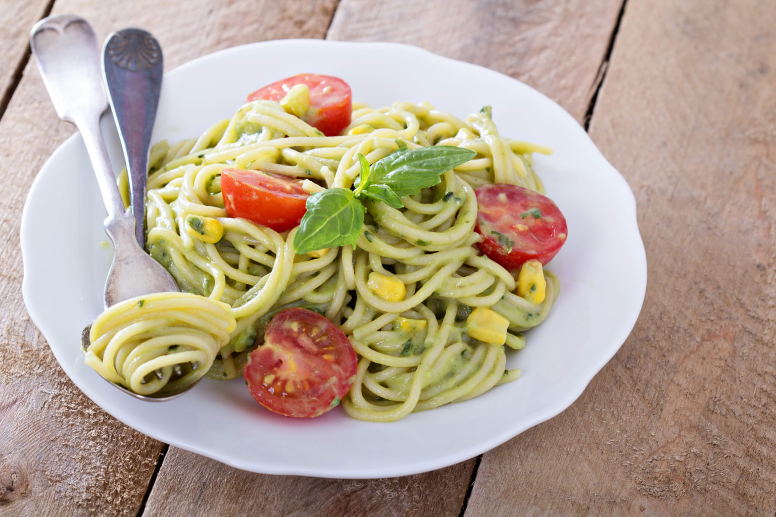 Спагетти с песто и помидорами