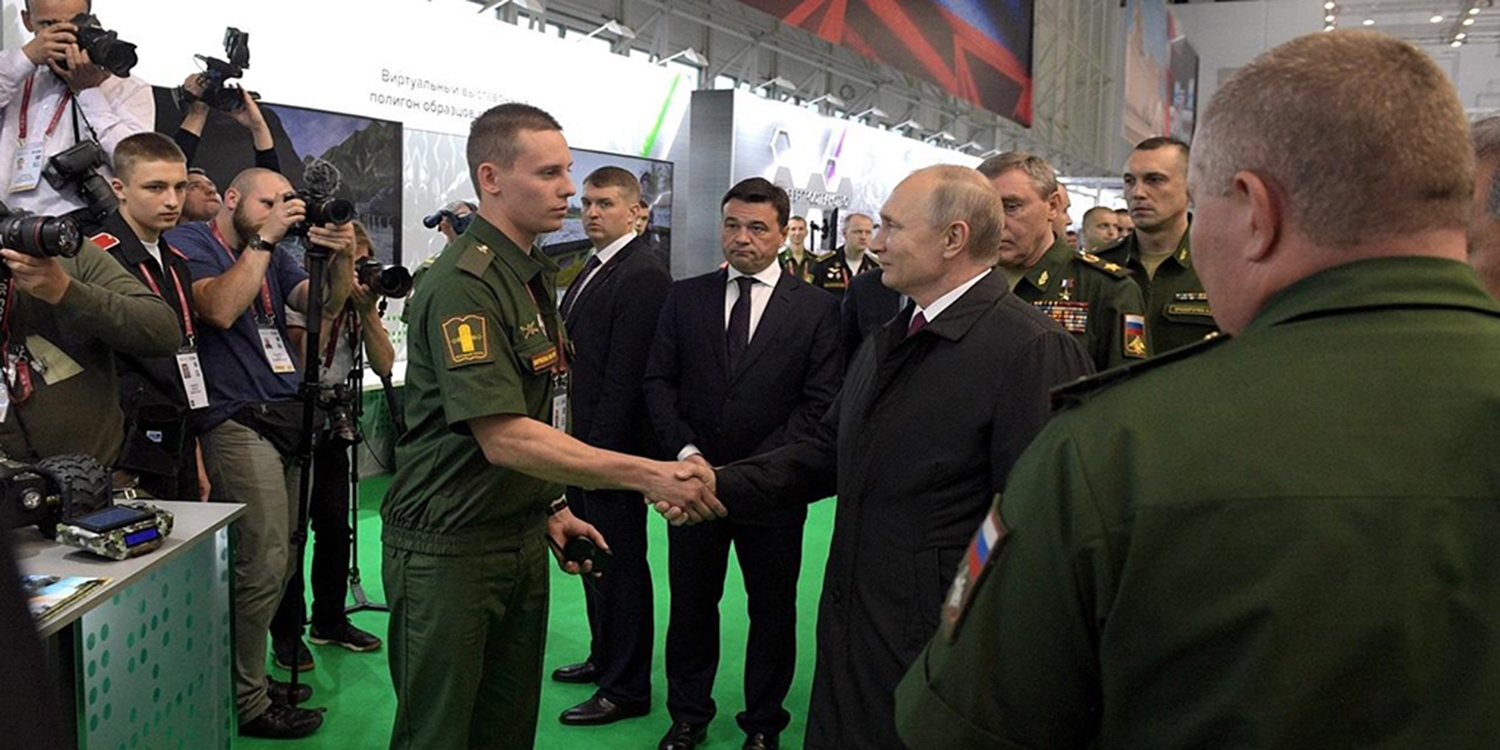Путин и солдаты
