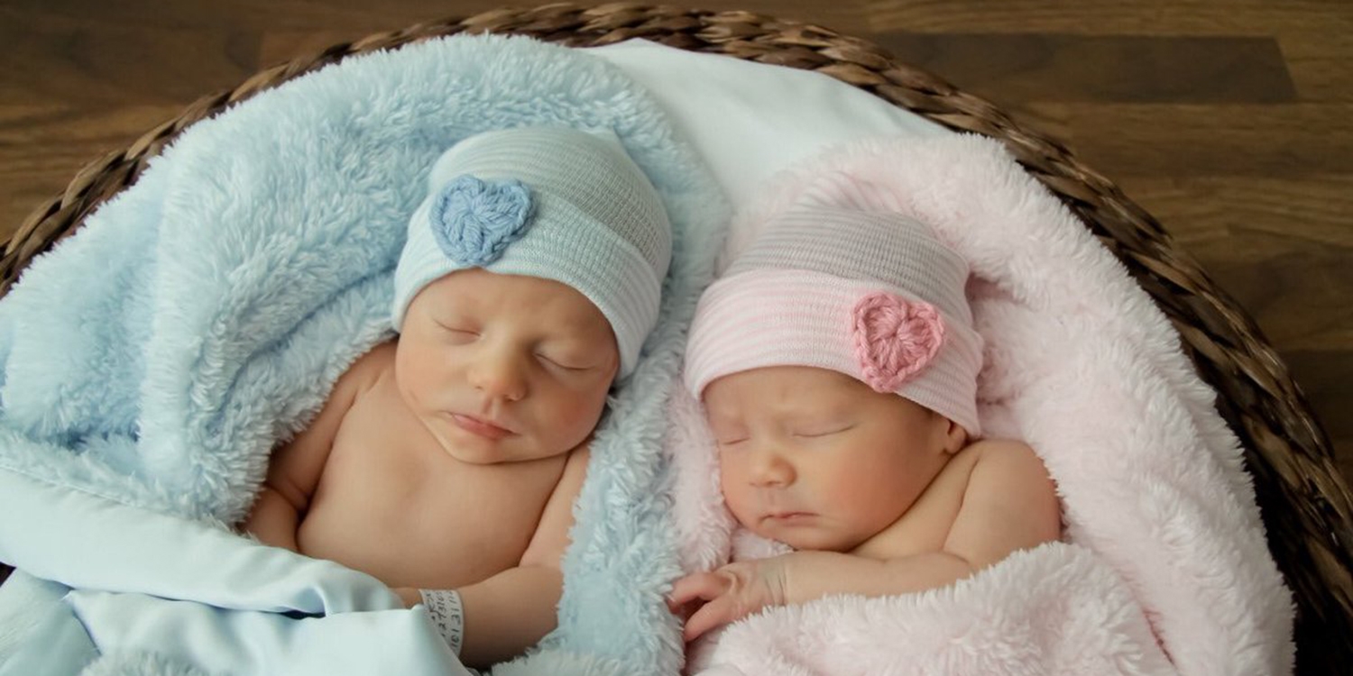 Новорожденные двойняшки